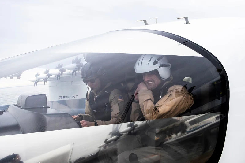 Los capitanes del Regent Seaglider se preparan para probar el prototipo del Viceroy Seaglider en la bah�a de Narragansett, Rhode Island, el 5 de marzo de 2026. Foto: Regent